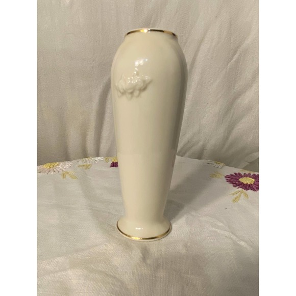 Lenox Bone China, Embossed Rose, Bud Vase 5 ¾" Porcelain with metallic gold trim - Picture 4 of 13